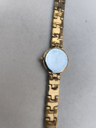 Reloj de pulsera dorado para mujer