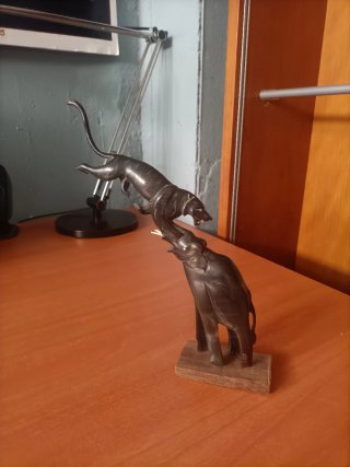 Figura elefante y pantera tallada