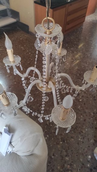 Lámpara de cristal dorada y transparente