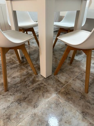 Mesa de comedor con 4 sillas
