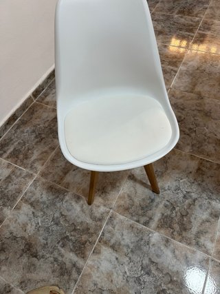 Mesa de comedor con 4 sillas