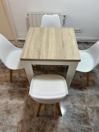 Mesa de comedor con 4 sillas