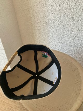 Gorra beige con bordados