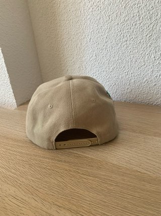 Gorra beige con bordados
