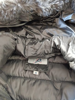 Chaquetón acolchado gris con capucha