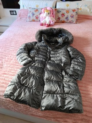Chaquetón acolchado gris con capucha