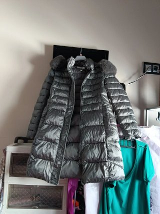 Chaquetón acolchado gris con capucha