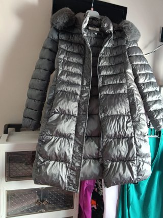 Chaquetón acolchado gris con capucha