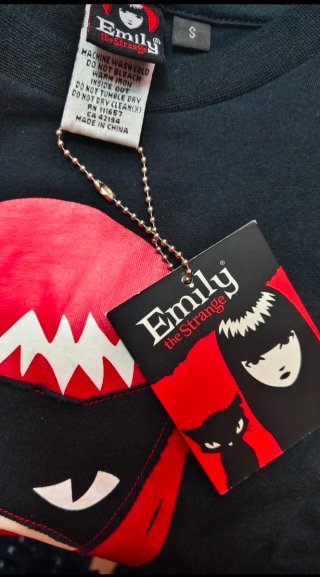 Camiseta Emily the Strange  antifaz Talla S