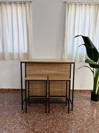 Mesa alta con estantes y 2 taburetes ENVIAMOS