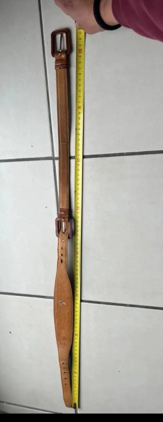 Cinturón de cuero con escudos de fútbol