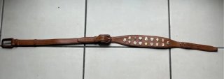 Cinturón de cuero con escudos de fútbol