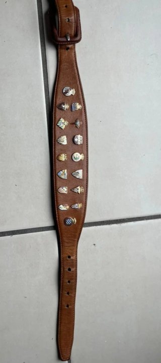 Cinturón de cuero con escudos de fútbol