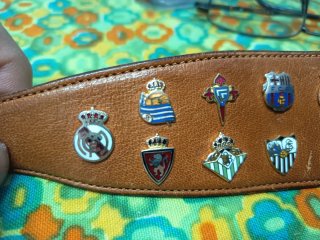 Cinturón de cuero con escudos de fútbol