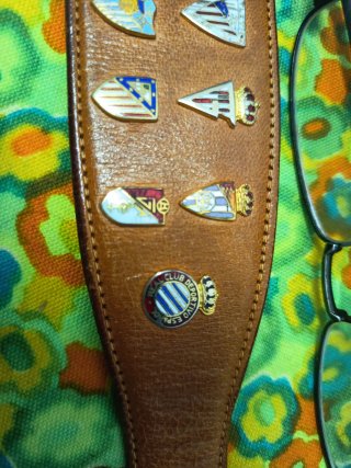 Cinturón de cuero con escudos de fútbol