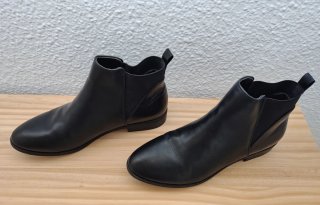 Botines negros con elástico lateral