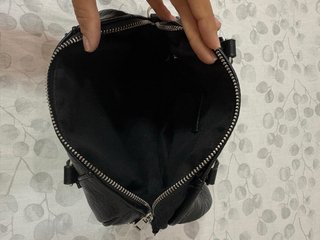 Bolso negro tipo baúl con tachuelas