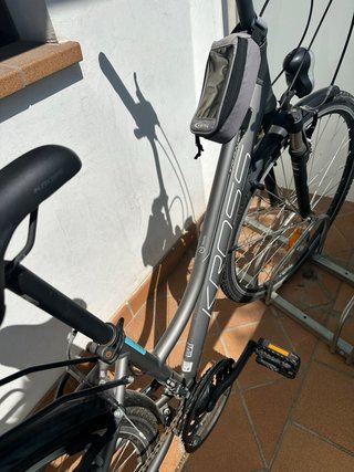 Bicicleta urbana negra marca Kross
