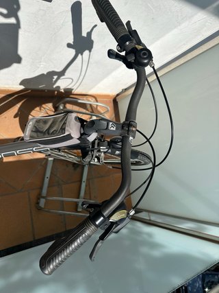 Bicicleta urbana negra marca Kross