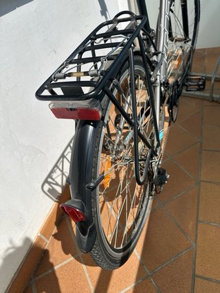 Bicicleta urbana negra marca Kross