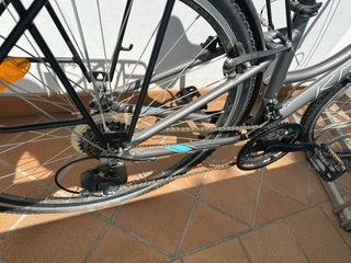 Bicicleta urbana negra marca Kross