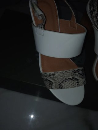 Sandalias de tacón verano blancas y serpiente
