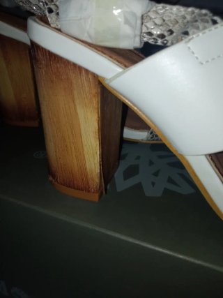 Sandalias de tacón verano blancas y serpiente