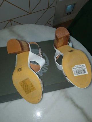 Sandalias de tacón verano blancas y serpiente