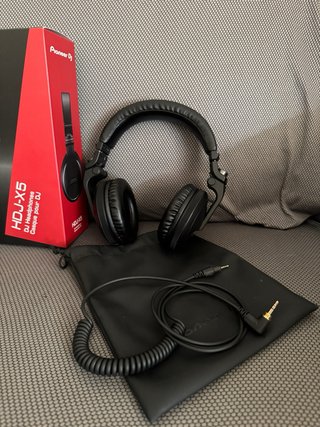 Auriculares Pioneer DJ HDJ-X5-K Negros en su caja.