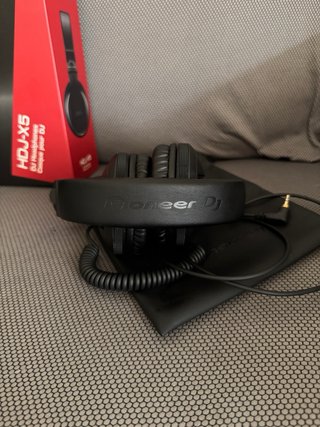 Auriculares Pioneer DJ HDJ-X5-K Negros en su caja.