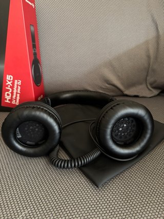 Auriculares Pioneer DJ HDJ-X5-K Negros en su caja.