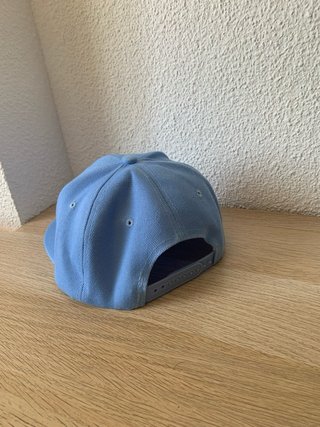 Gorra azul con logo 'A'