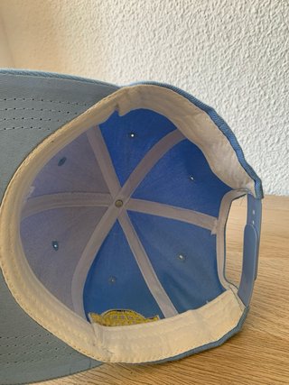 Gorra azul con logo 'A'