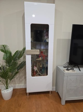 Vitrina alta blanca con estantes