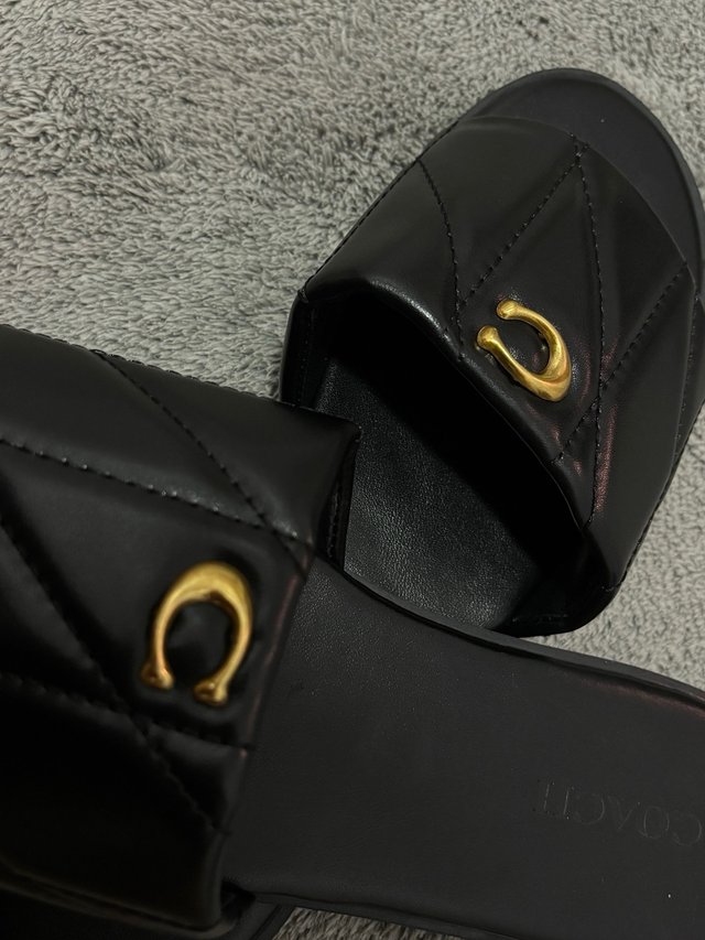 Chanclas Coach negras con detalle dorado