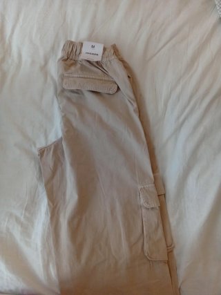 Bershka Pantalones Cargo Beigesin estrenar tallaM