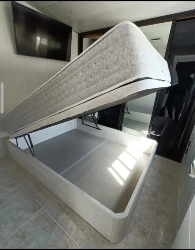 Divano in tessuto grigio e bianco