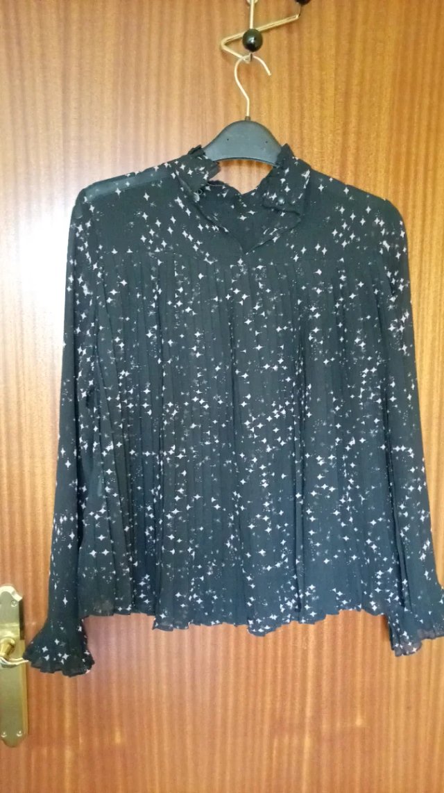 Blusa plisada negra con estrellas