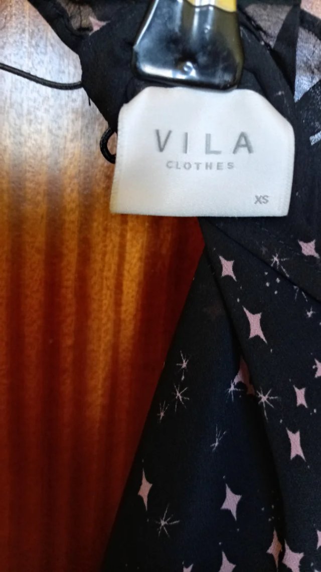 Blusa plisada negra con estrellas