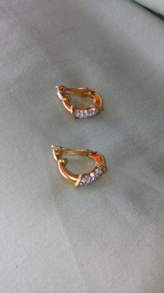 Pendientes dorados con circonitas