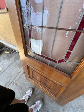 Puertas de madera con cristal decorado