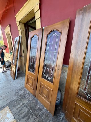 Puertas de madera con cristal decorado