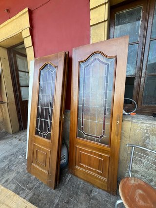 Puertas de madera con cristal decorado