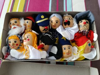 Lote 11 marionetas de dedo de madera y tela, Goki.