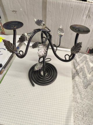 Candelabro in ferro battuto decorato