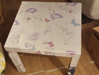 Mesa decorada con forro de flores