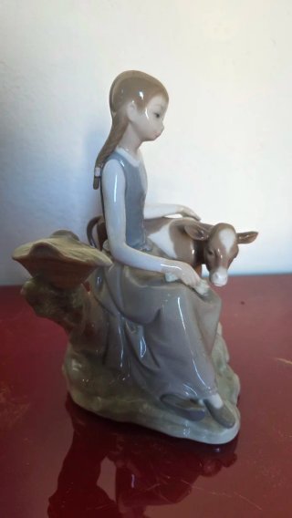 Figura Lladro Niña con Ternero Porcelana