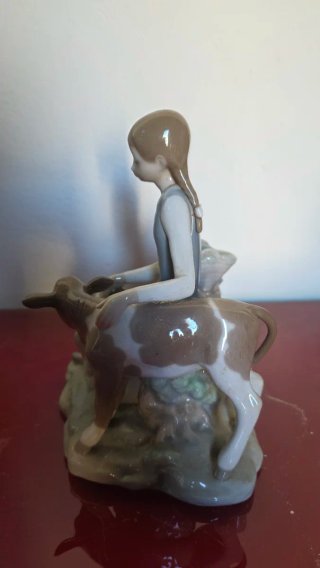 Figura Lladro Niña con Ternero Porcelana