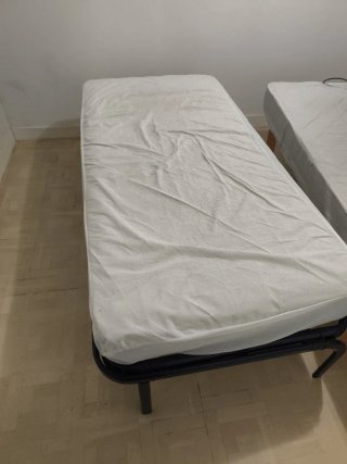 Cama individual metálica con colchón