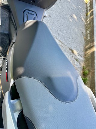 Scooter QJMOTOR ATR 125 dorado y plateado.
